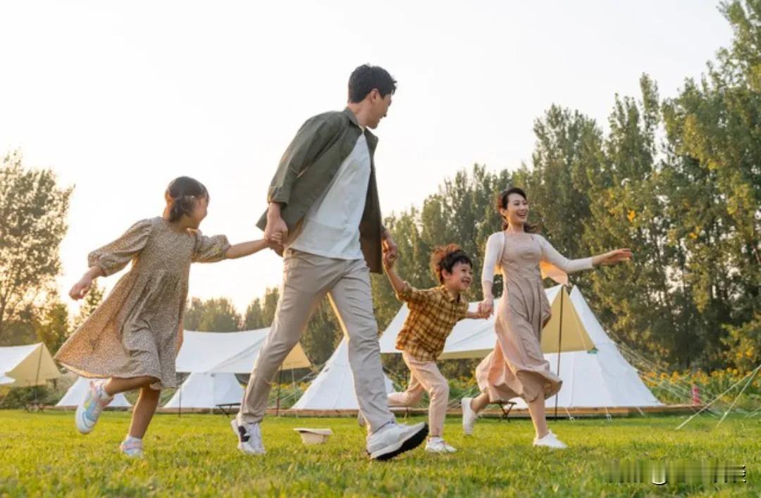 一个家庭要向上走，最关键的几步：1、夫妻之间不要吵架离婚，能够成为夫妻就是
