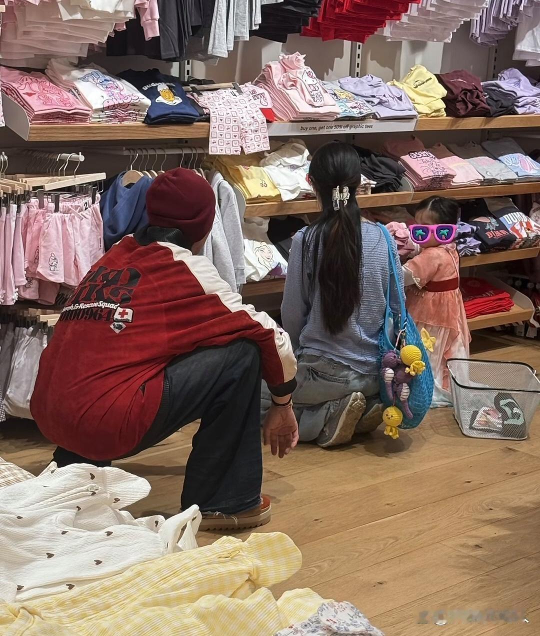 向佐和郭碧婷带两个孩子现身新加坡，到童装店给孩子买衣服。​​​