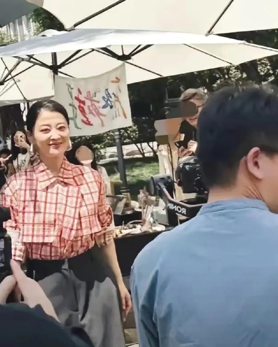 家人们快来看！50岁的梅婷在南京被路人偶遇，生图曝光直接引爆热议！荧幕上那个优雅