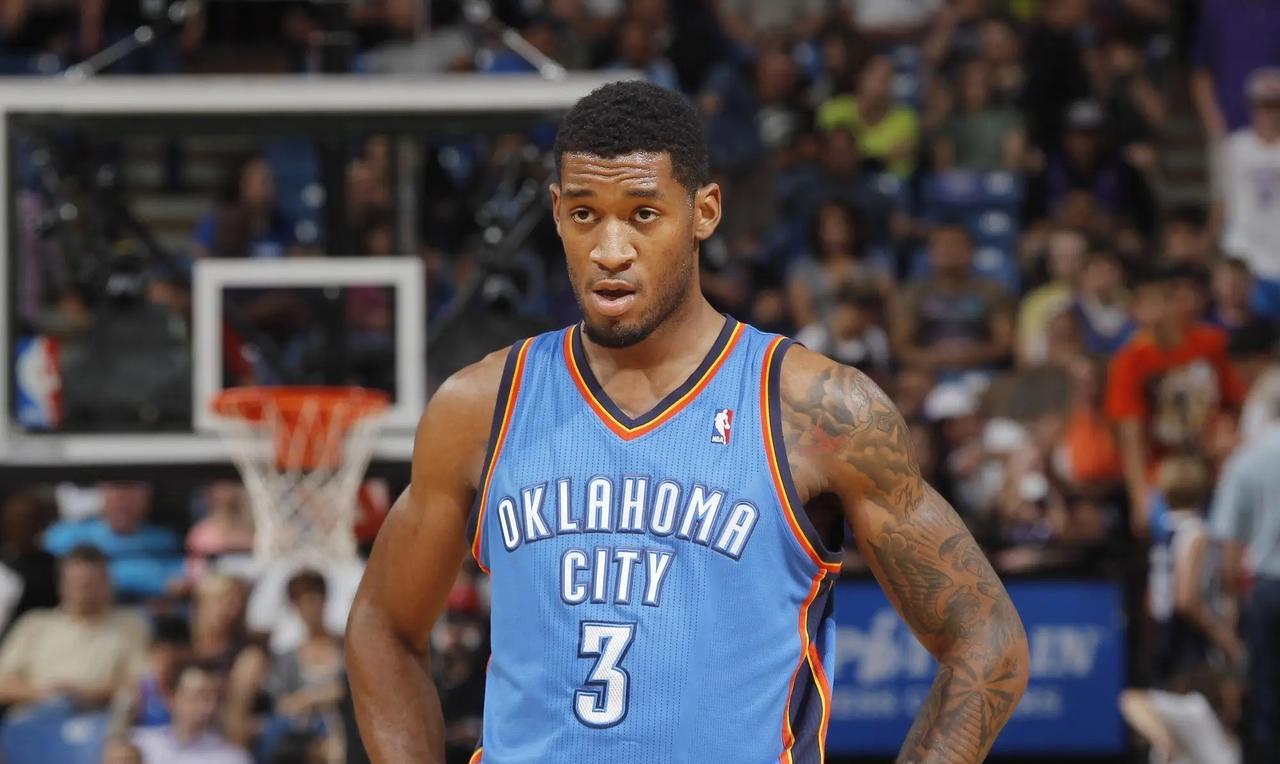 威少躺枪啊前NBA球员佩里-琼斯今日在一档节目中回顾雷霆生涯，他说：“打比赛的