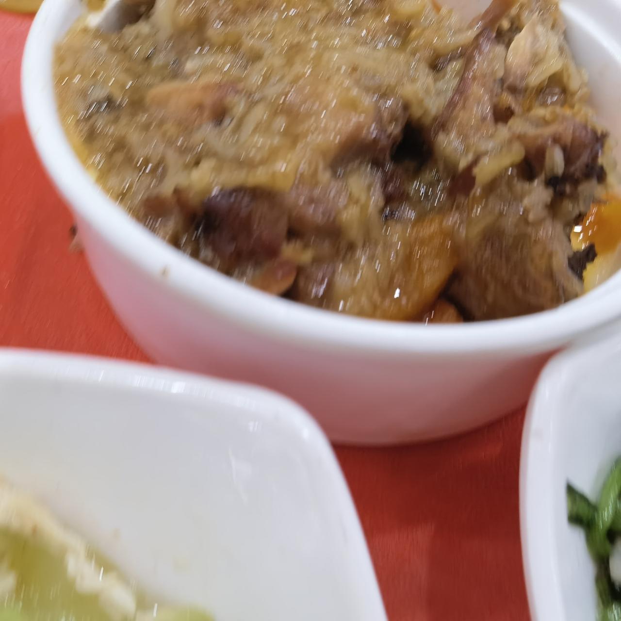 现在大学食堂特别流行鸡肉，用鸡肉覆盖了猪肉牛肉。鸡肉面、炒鸡丝、蒸鸡肉，把鸡肉变