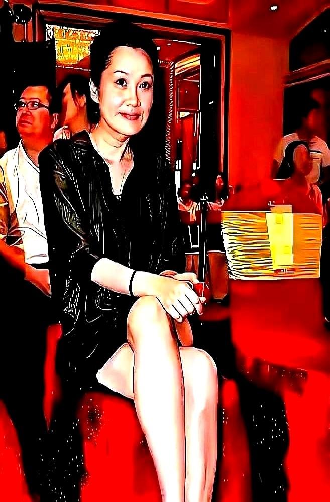 57岁的许晴把脸怼到镜头前，所有医美广告都沉默了。她就这么直接怼着拍，脸上没