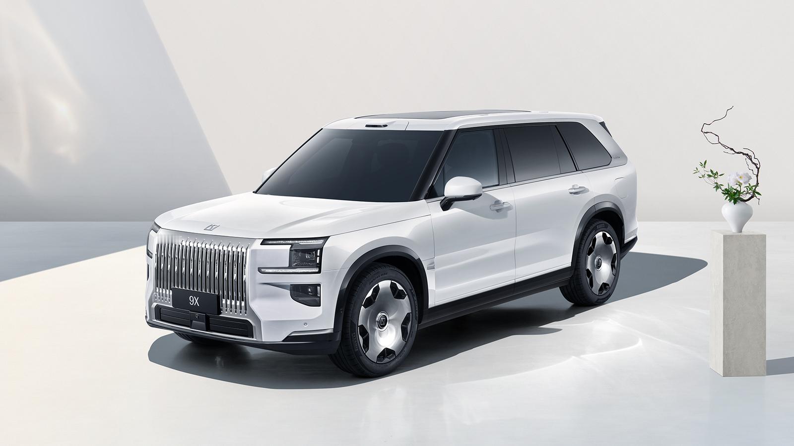极氪9X新配色“极昼白”官宣。就极氪9X这车型和产品定而言，推出白色系车型是没跑