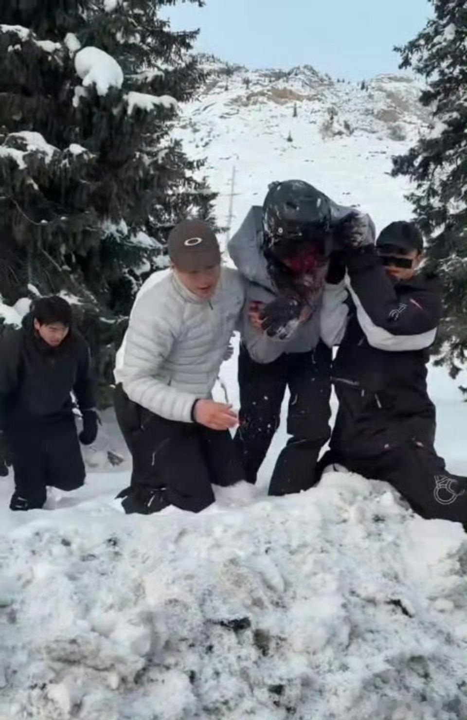 新疆阿勒泰一滑雪场游客被雪豹咬伤阿勒泰又火了一把！这是在可可托海，一个女游客，看