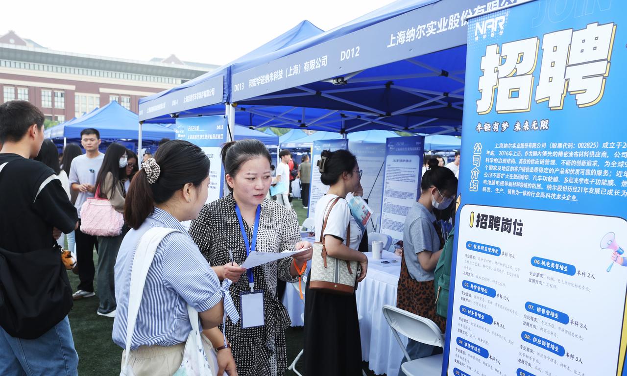 两张照片让宁波大学彻底翻车：外籍学生专场招聘年薪40万，本土学子挤体育馆投简历