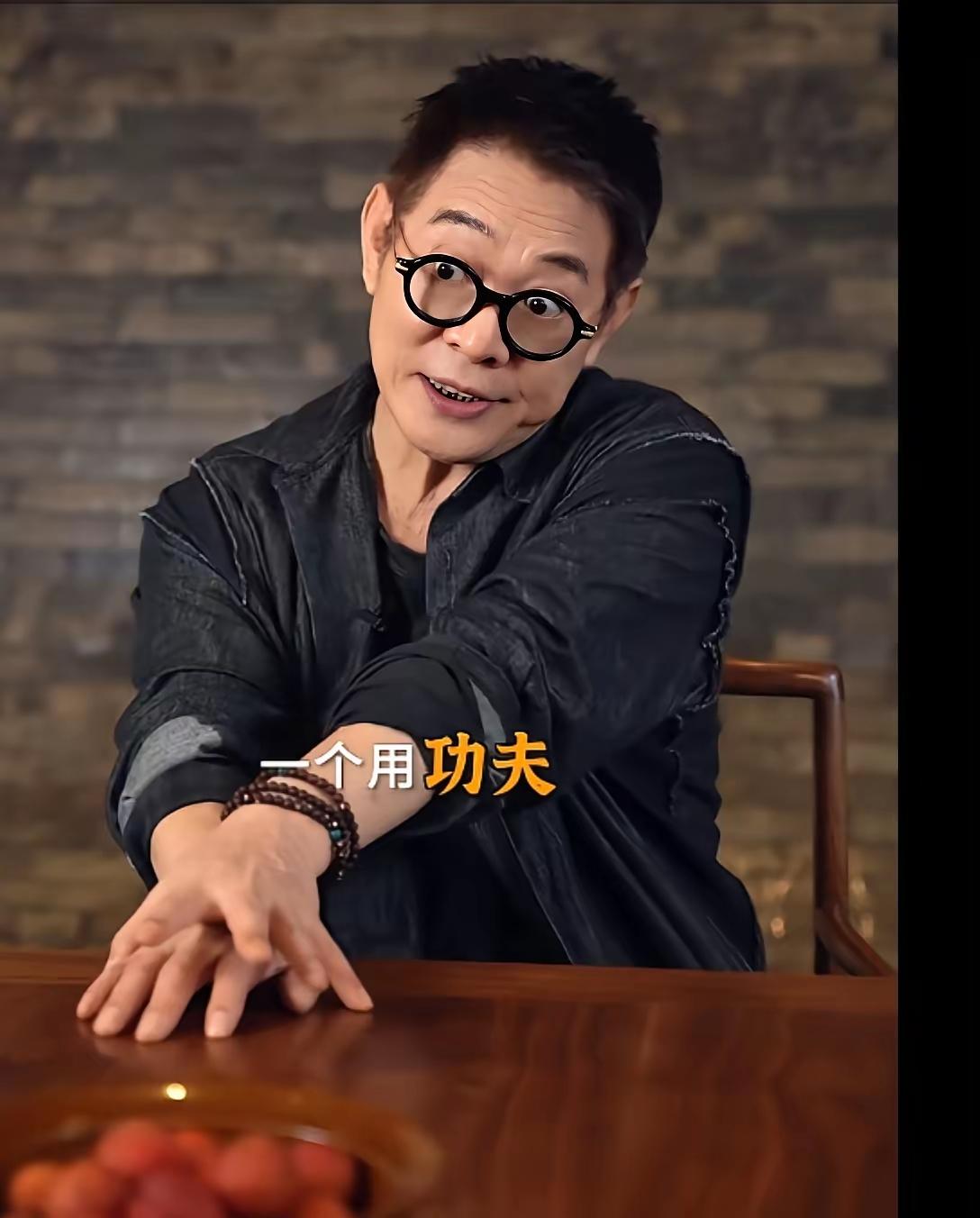 现在的美颜太强大了，60多岁的李连杰乍一看，像个30岁的年轻人，但是仔细看