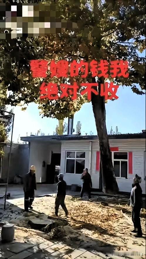 山东吊车师傅这波操作，才是咱普通人最戳心的浪漫！800块工钱都递到手里了，瞥见墙