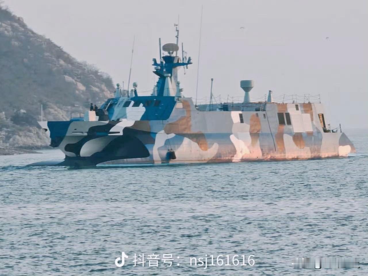 022导弹艇没有淘汰，而是改装了导弹舱没有导弹，身上多了不少天线大概率改成了