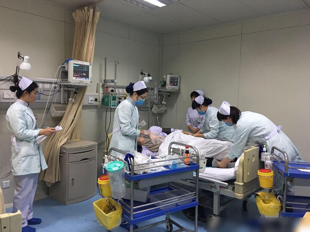 青年男子喉咙不适，在医院检查时大出血，1小时后抢救无效去世，我特意去查了几个类似