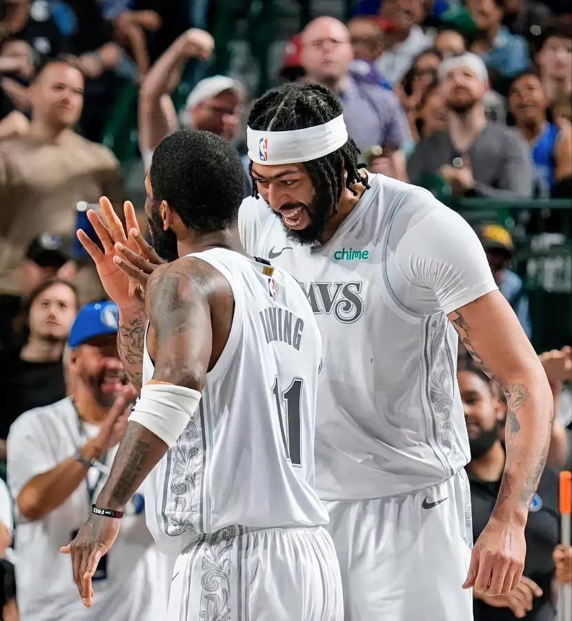 美记JakeFischer消息，独行侠管理层已下达“最后通牒”：未来一个月将全