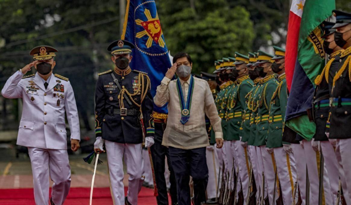 原本在选战中亲密无间的正副总统，如今彻底撕破脸皮，刀刀见血。这不是简单的政见