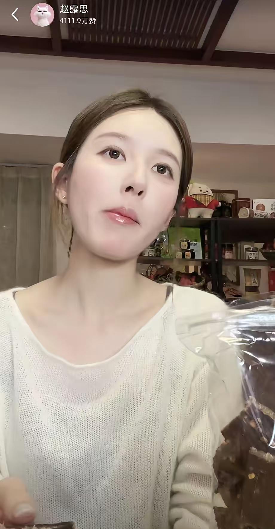 赵露思直播卖货了，跟贾乃亮卖货的方式不同，她并没有过多的介绍产品，反而在直播