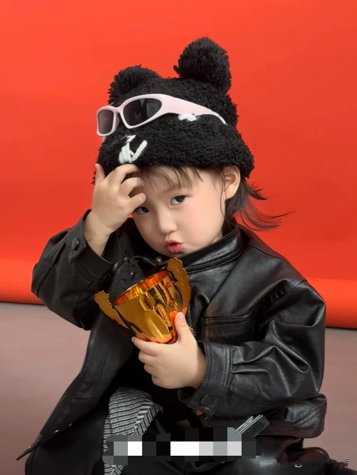 今天傍晚，刷到了闪闪的一则视频。视频中，闪闪身着皮衣拍照。聪明可爱的闪闪面对镜头