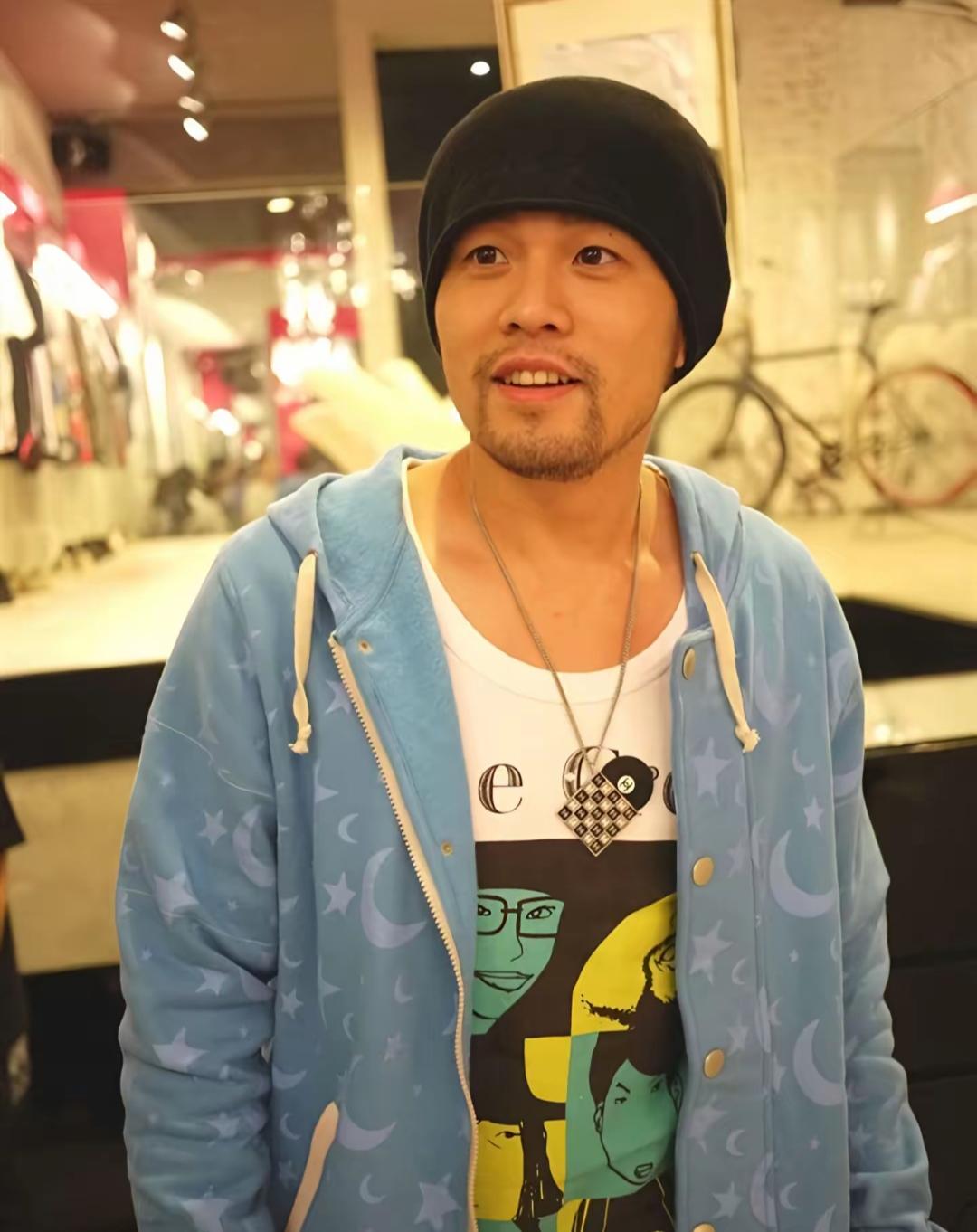 完了！你可是周杰伦啊！你怎么能抄袭呢？偶像的滤镜碎了一地，近日有网友发现