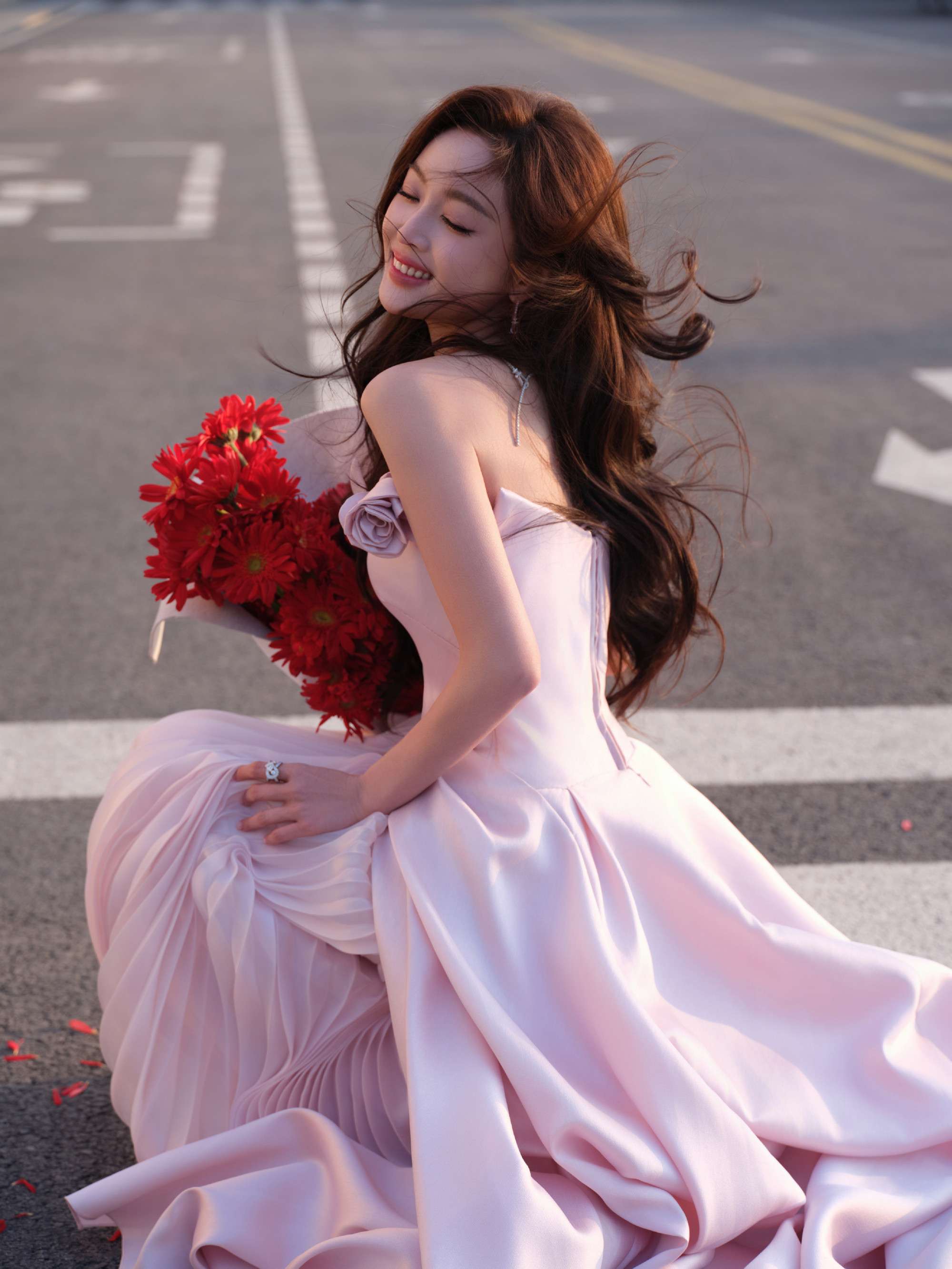 吴宣仪粉裙，街角里少女的浪漫。吴宣仪