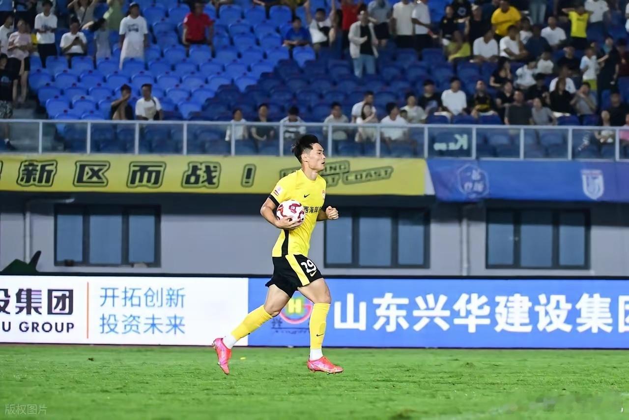 1999年出生的单欢欢曾经是国内足坛被看好的新星。年仅17岁，他就在中超登场，后