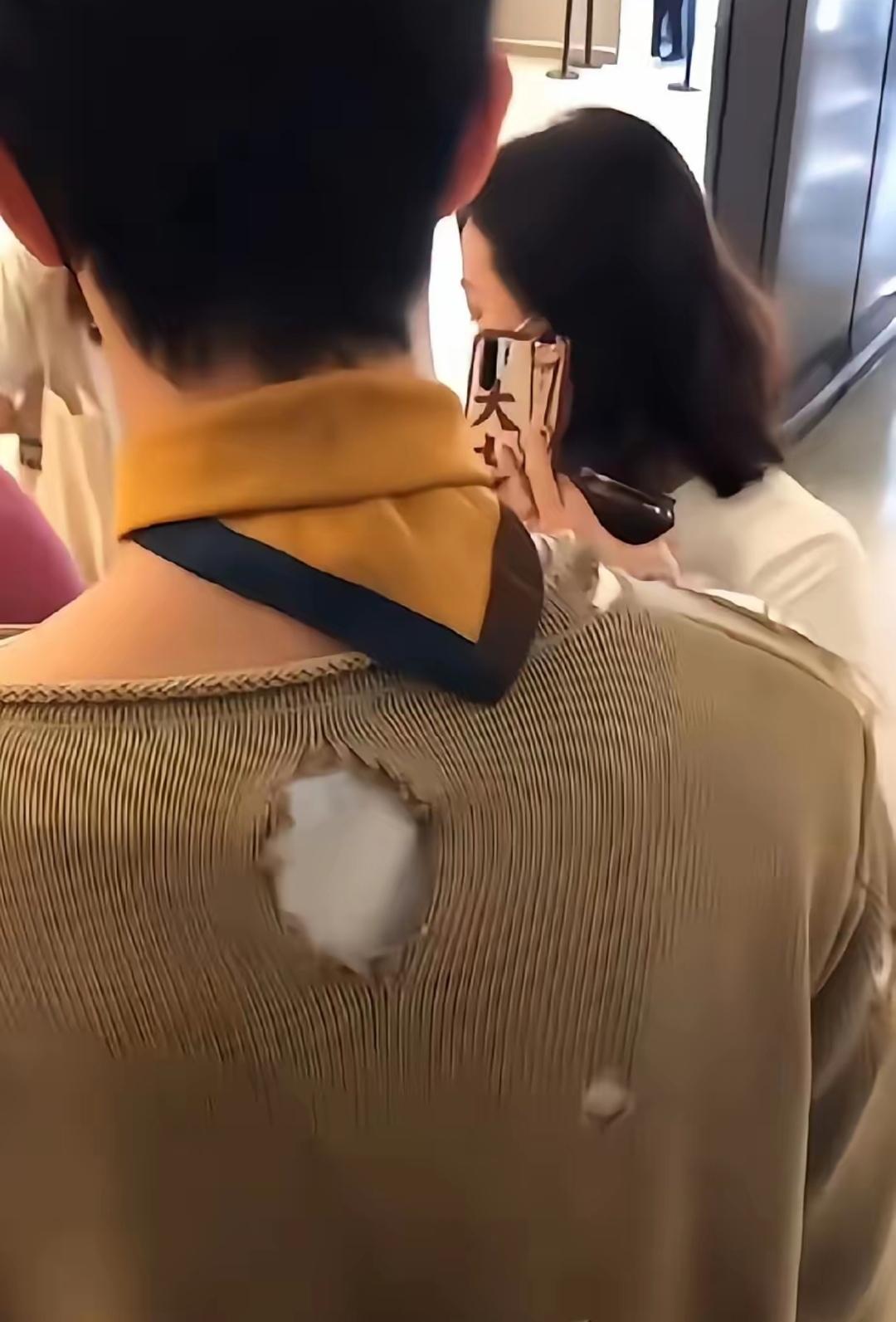 初见小🐟穿那件带艺术感破洞的长袖毛衣时，从背后望去，还以为是件旧得泛旧的普通针