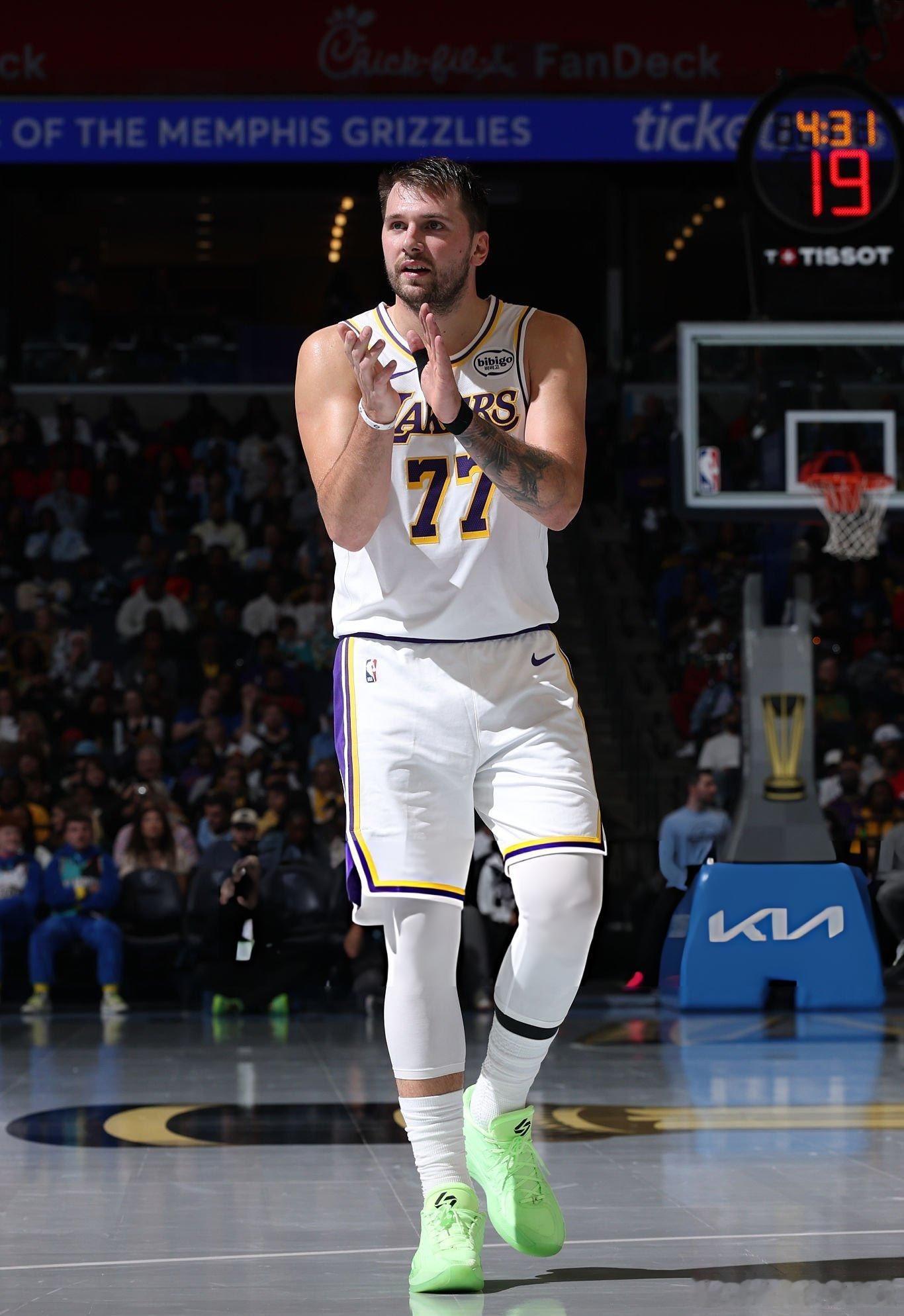 东契奇是自2007年科比以来，首位在三场比赛中场均得到45分的湖人球员。​​​