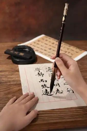 从小，临摹过宠中华的行书字帖，本人认为：要想写一手好字，必须掌握汉方块字的偏旁部