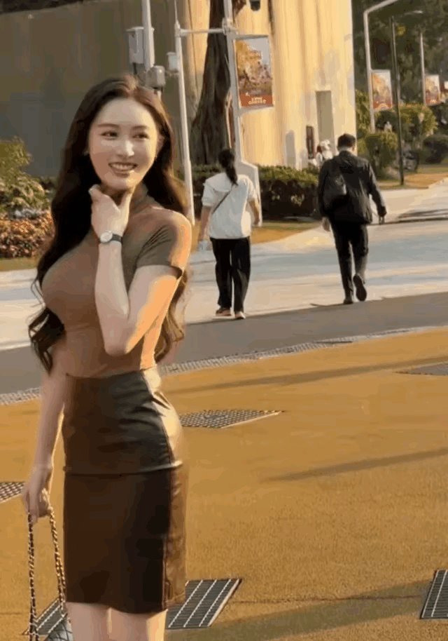 公园里偶遇的小姐姐，性格很活泼开朗