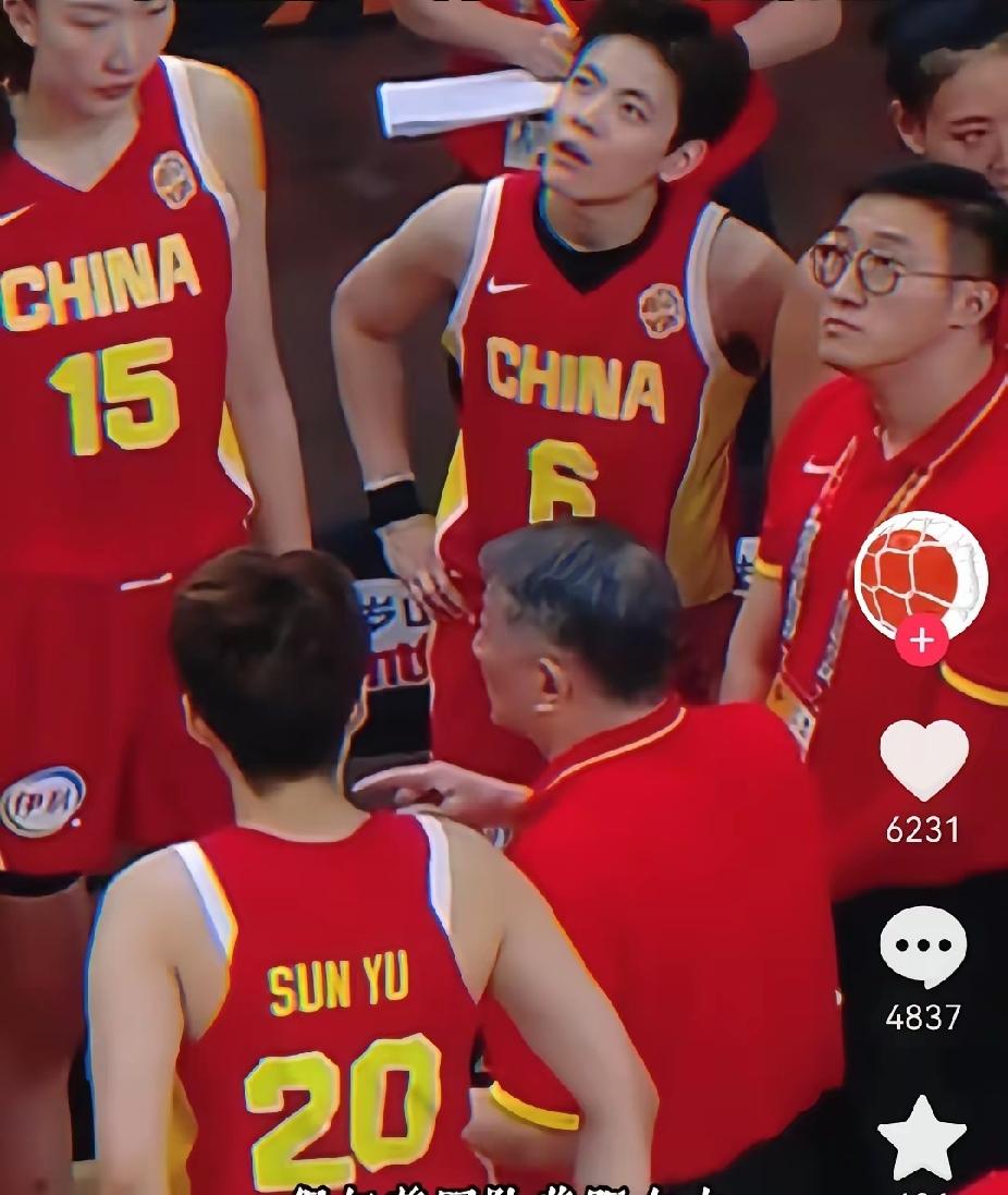 本来郑薇带的中国女篮水平很不错，世界亚军的存在。就因为一次小组赛小小的失误，就立