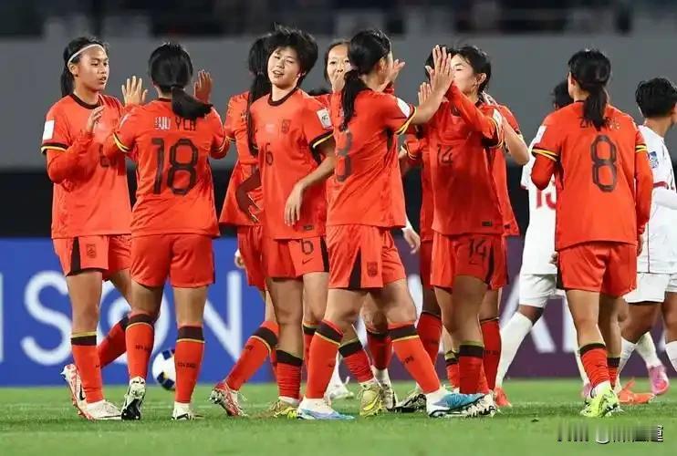 U17女足6‑0横扫拜仁梯队，少年女足扬眉吐气，男足的病根藏在圈子的淤泥里
