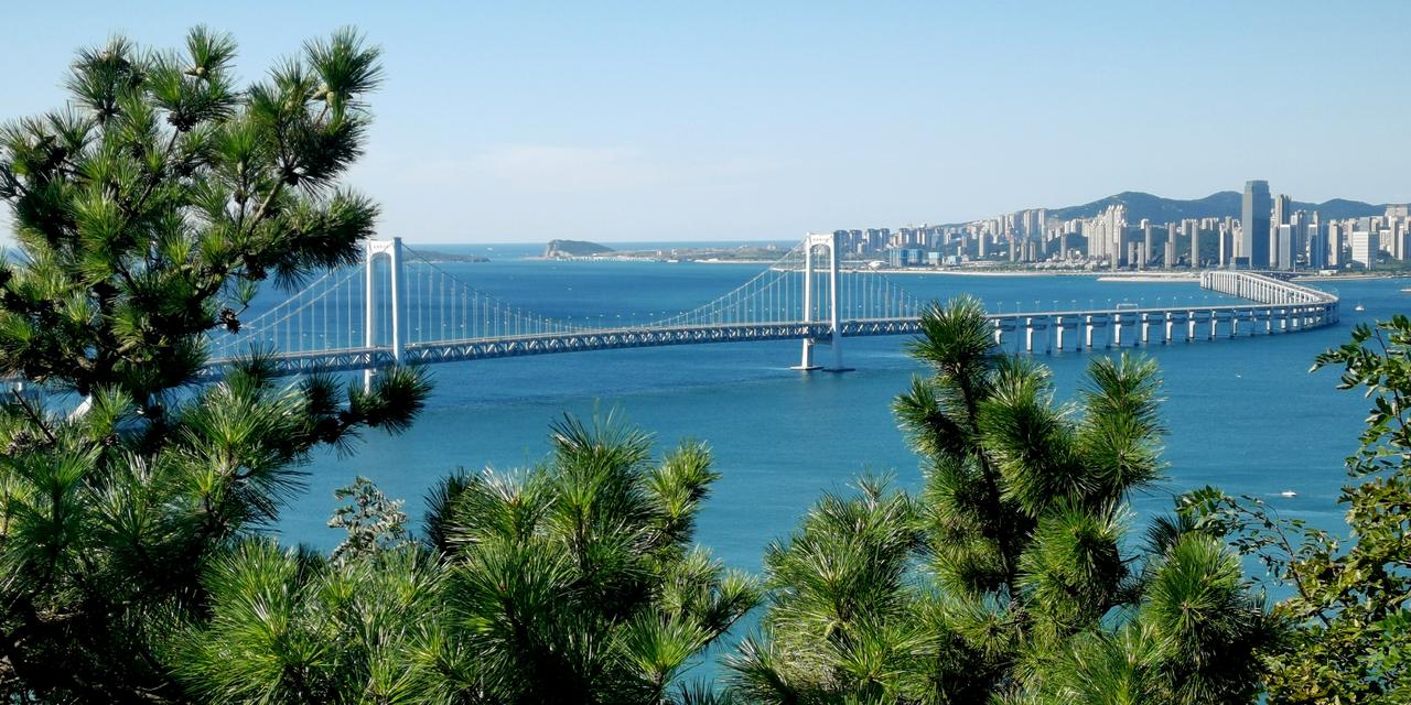 看看这是哪里，肯定是个海滨城市了，令人震撼。