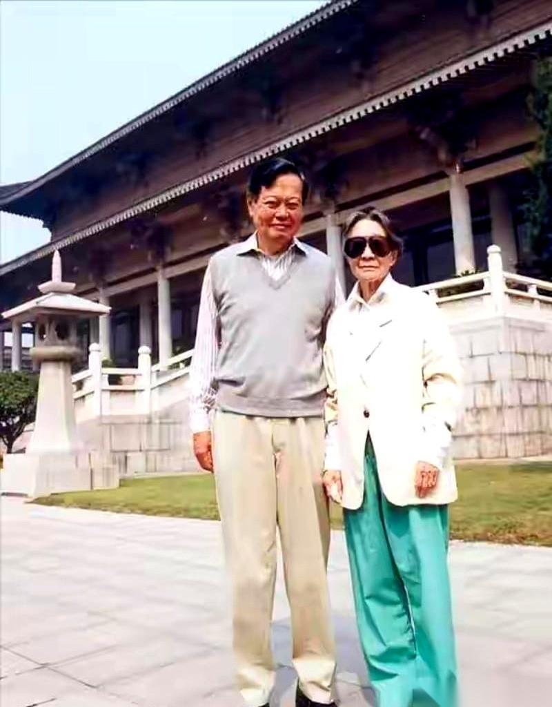 就这张照片，真的，每次看到都心里一紧。很多人只知道翁帆，但没几个人看过这张吧。