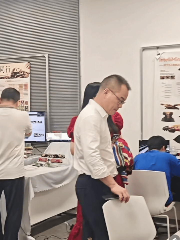 李湘好瘦最近明星们成群结队的瘦，比如：沙溢、贾冰、傅首尔、杨天真，万万没想到连
