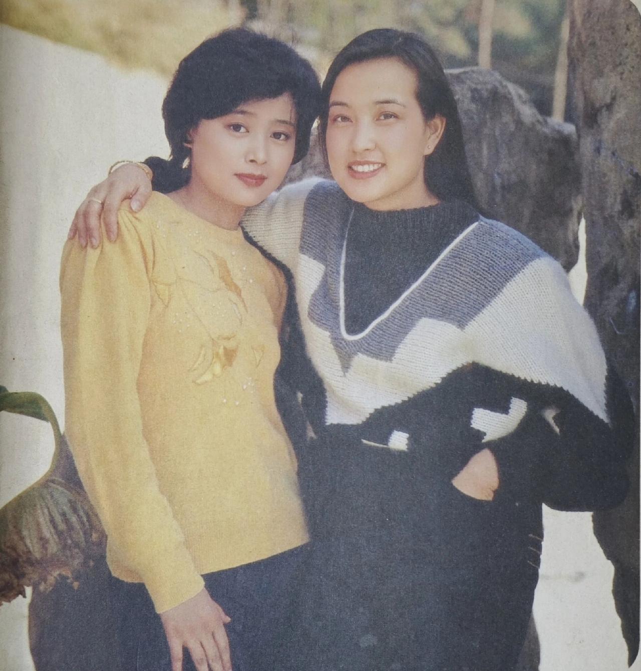 昔日刘晓庆和张瑜的合影照，张瑜的颜值秒杀刘晓庆。这是1985年第三期《大众电影》