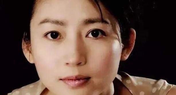 1996年，王小丫和大学老师吕成功结婚了。婚后，吕成功下海经商，王小丫前往北京发