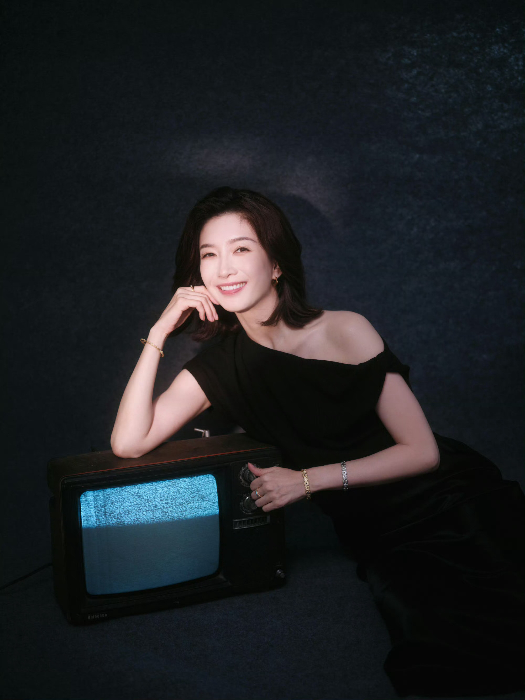 江疏影露肩黑裙暗夜黑玫瑰，清冷又撩人，江疏影最新七月写真释出，一袭斜肩黑裙勾勒