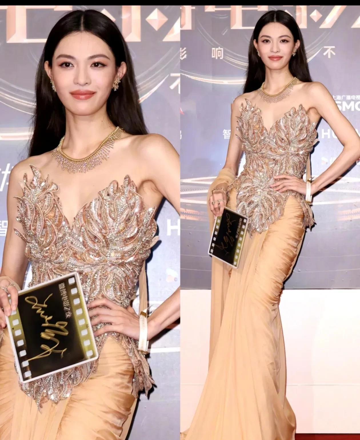 都说钟楚曦美的很权威以前完全get不到她的美点无论是身材的比例，还是她面部五