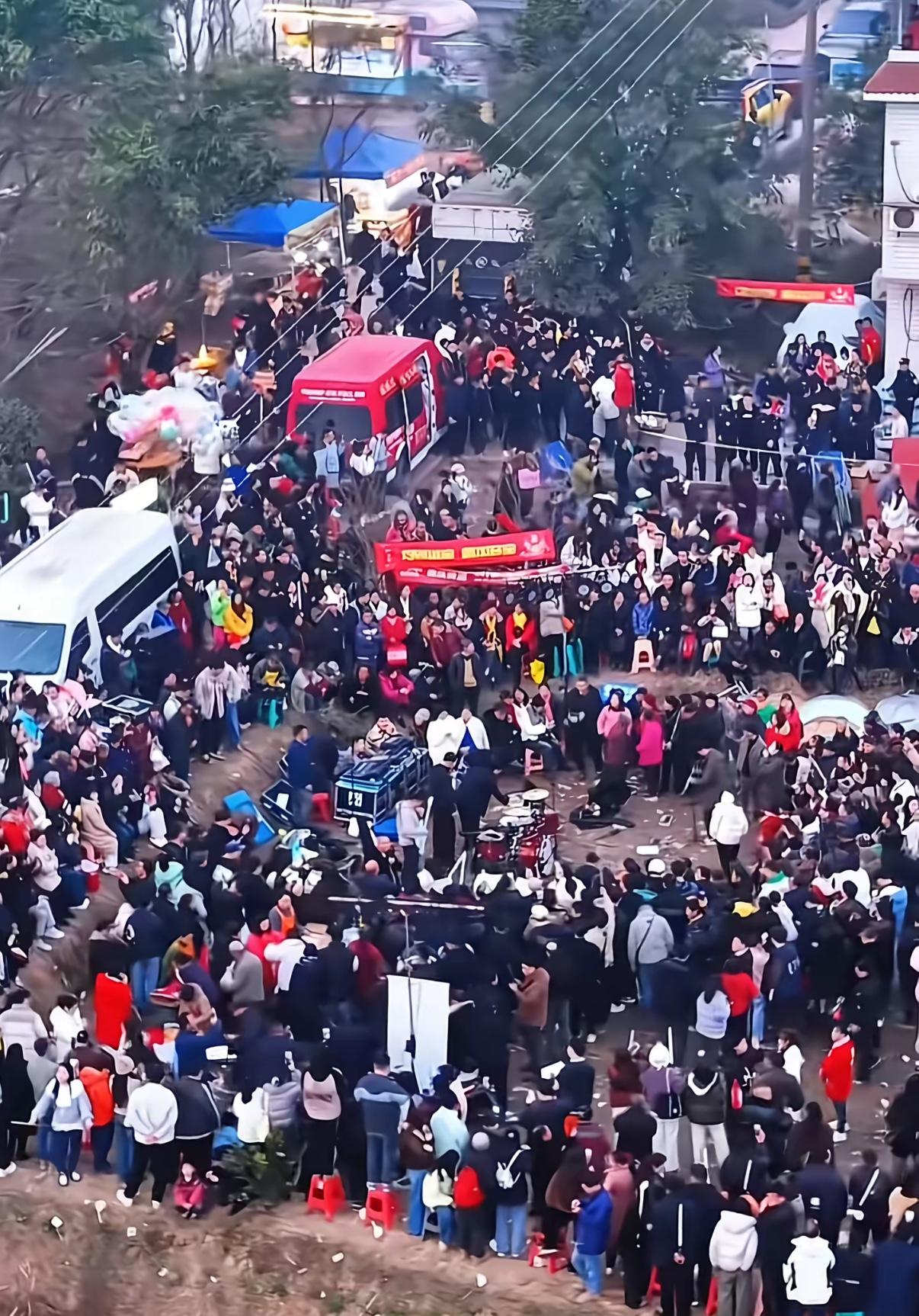 谁能想到，官方号玩起梗来这么狠！合川文旅一句“你年龄大了，按不住”，直接