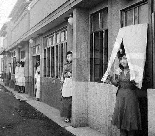 1940年，一个日本士兵在慰安所，正准备接受慰安妇的服务。可是，当他脱掉衣服后才