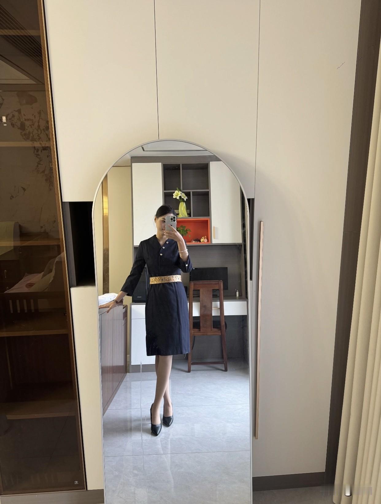 职业装该如何穿出时尚感职业装穿出时尚感，关键在选对质感和细节