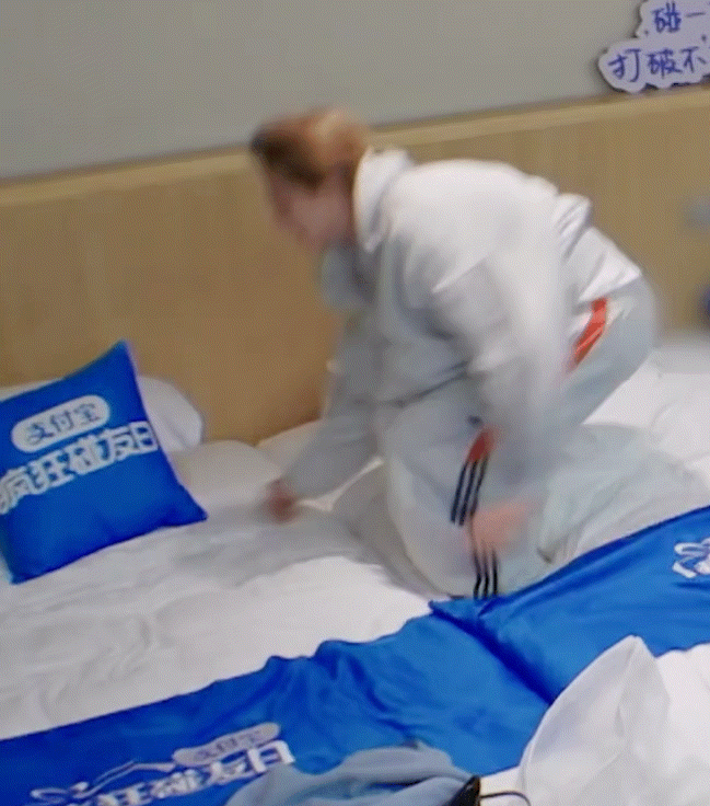 想摸摸屁屁挠挠脚底板（穿的不是海贼王苦茶子嘿嘿