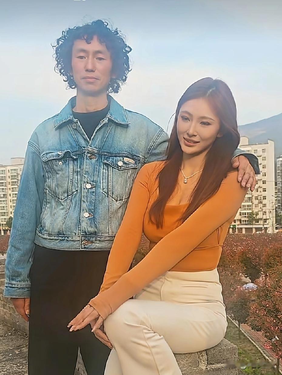 国际巨星庞麦郎秀恩爱了，虽还没官宣，但两人一起拍视频下馆子唱歌跳舞，够幸福甜蜜。