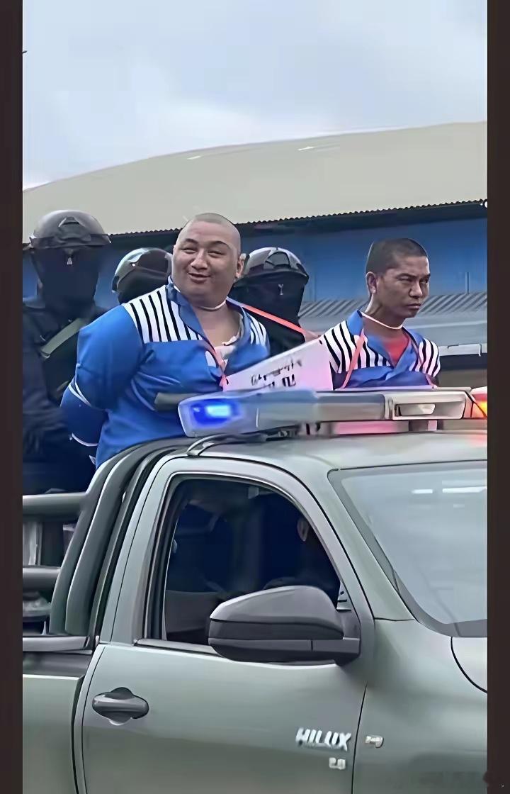 这汉子咽气前嘴角还扬着笑看这模样，是真把生死看透了，半分没怵愿下辈子投个好胎，做