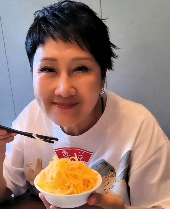 张凯丽称自己是个特别爱吃土豆丝的人一盘子炒土豆丝，她能吃下半盘。她吃土豆丝有个