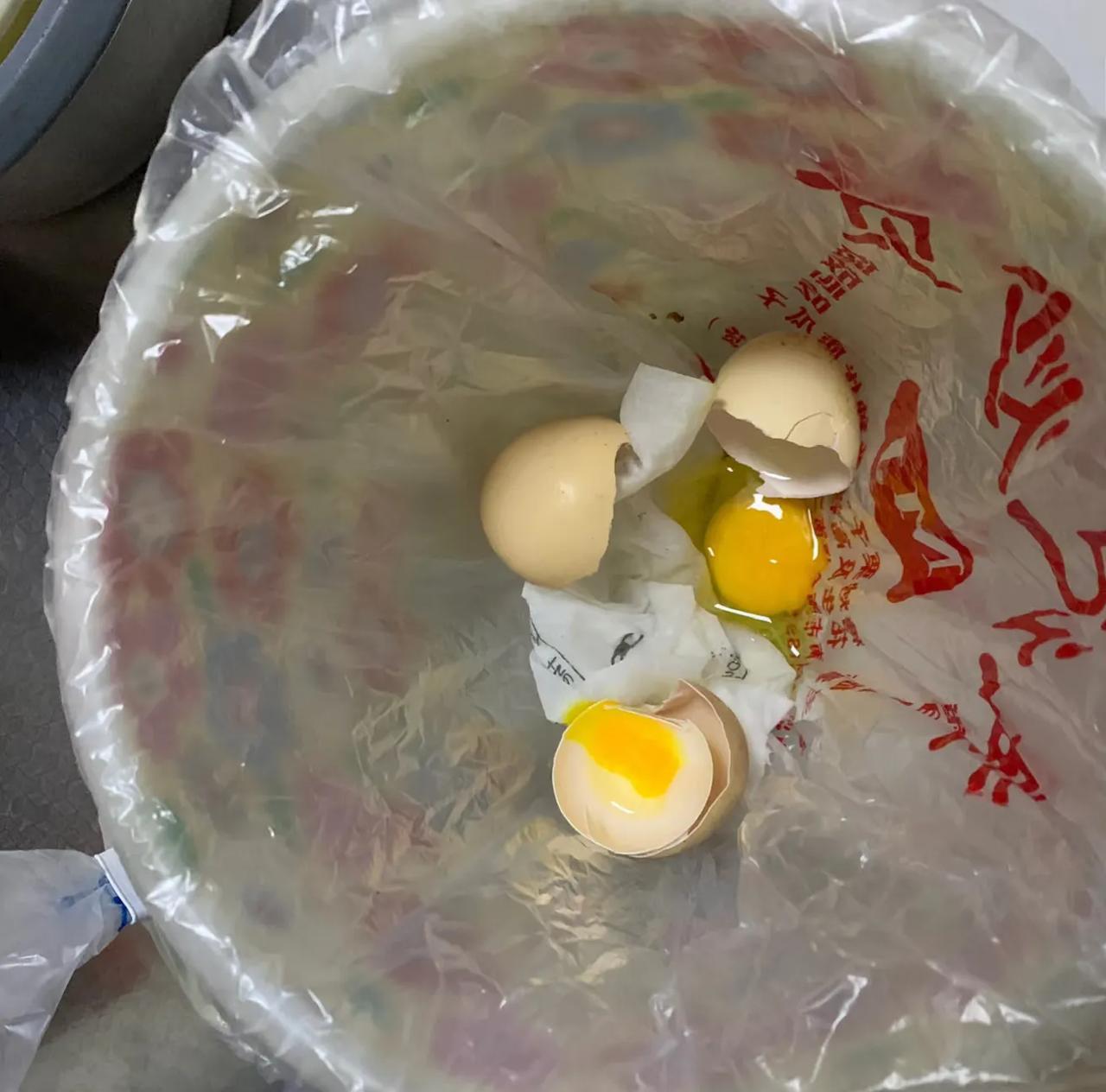 感觉现在好多东西都不敢吃了。晚上收拾房间的时候，在电视柜最里边的角落，发现里面