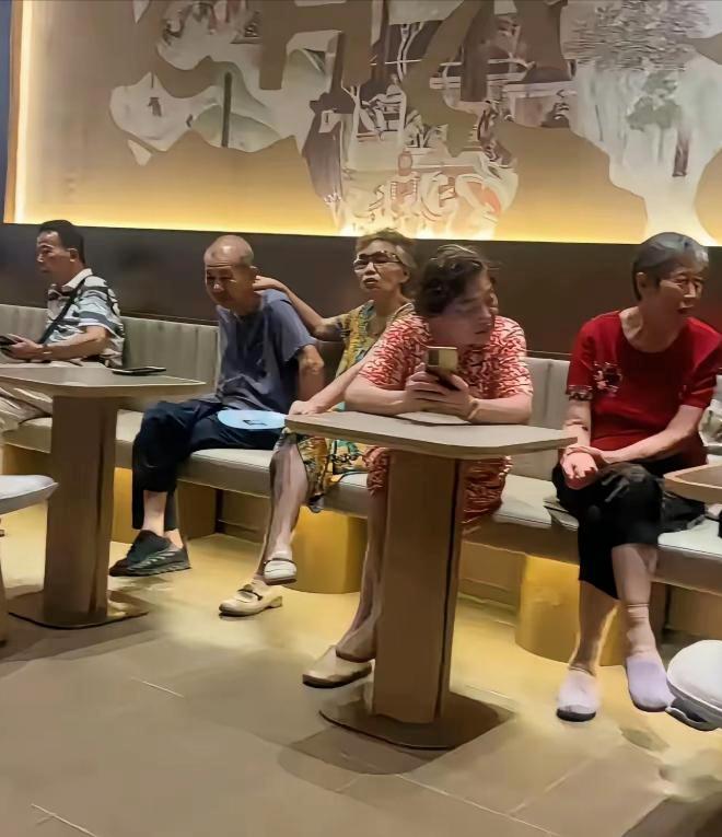 瑞幸的空调，从来不开26度。你去任何一家瑞幸，进门一股冷气直往骨头里钻，不是坏，