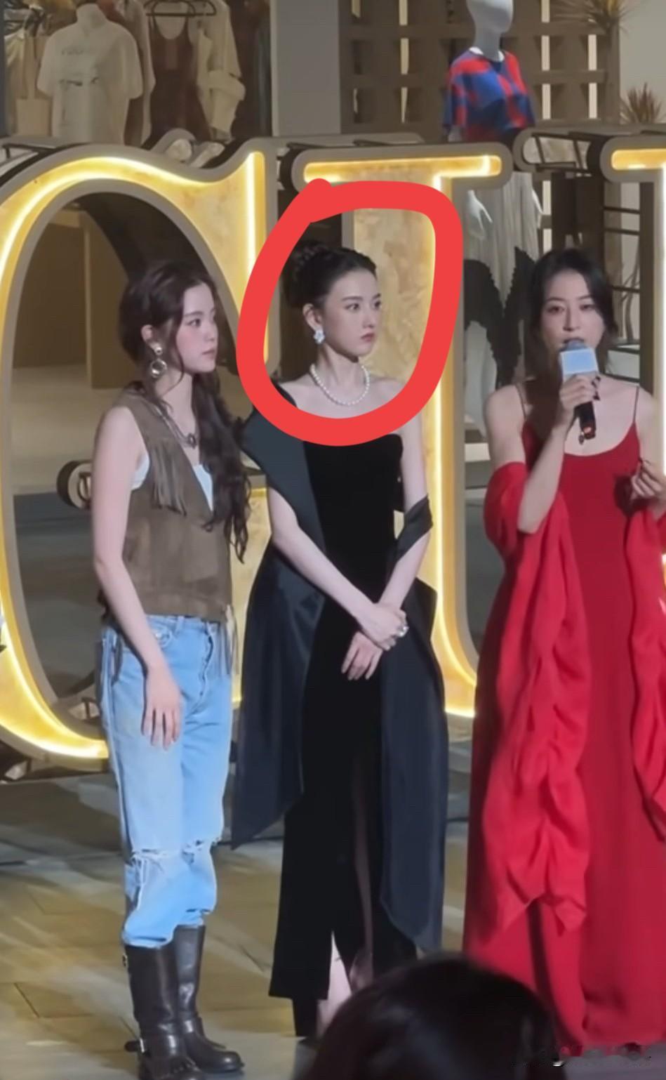 万万没想到，周雨彤也有这个时候，她的内心现在是自卑且无助的吧，跟综艺里那个“趾高