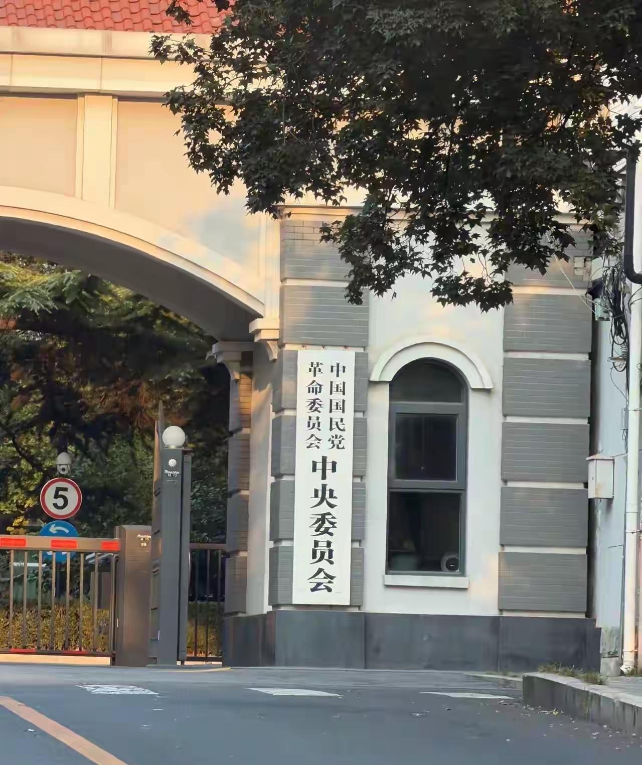 这里上班的人身份是不是公务员，他们需不需要参加公务员考试呢？还有就是他们的身份一