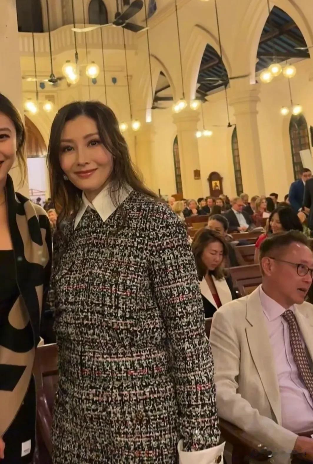 美人就是美人啊，任凭岁月再怎么摧残，还是那么美。李嘉欣和老公许晋亨去教堂参加活