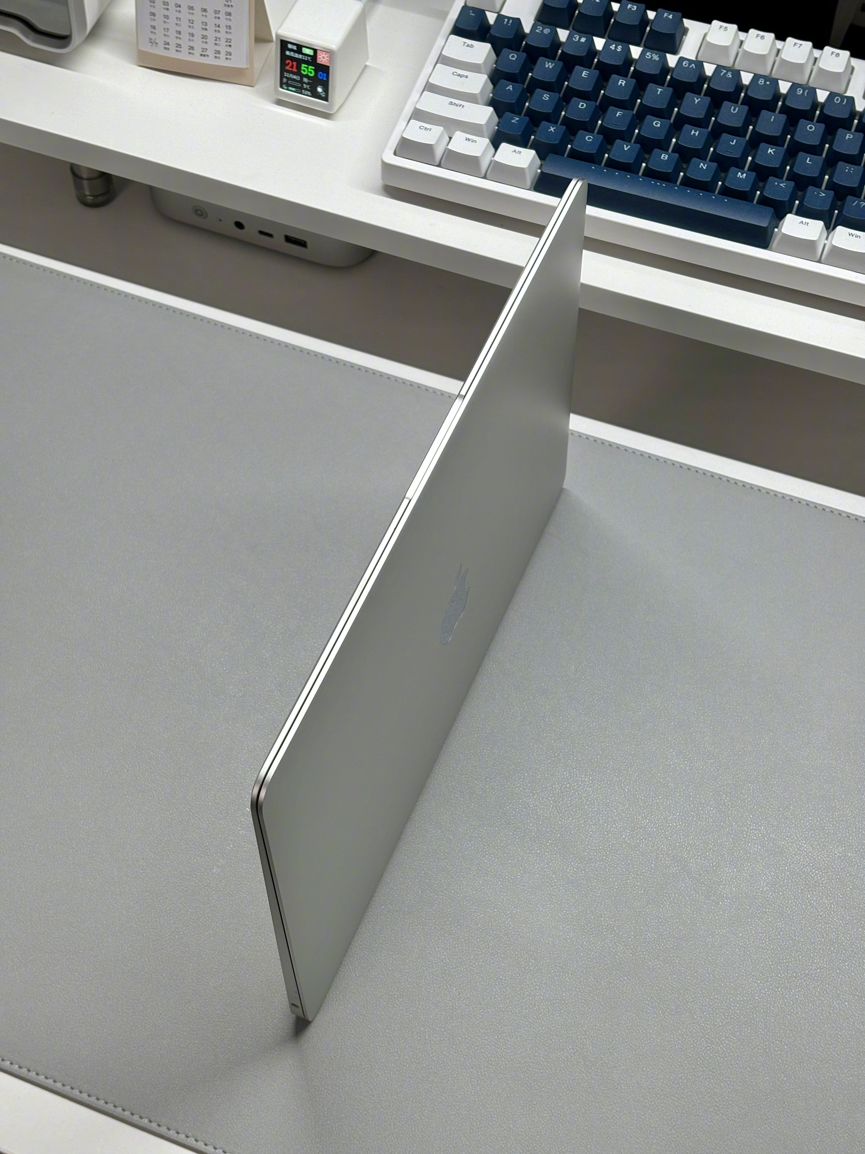 初代M1MacBookAir（2020款），也是最后一代采用楔形设计的Mac