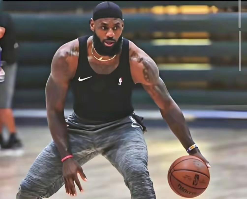 NBA巨星詹姆斯的合同到期，他手握自由球员选择权。湖人给他了最后期限，如果詹姆斯