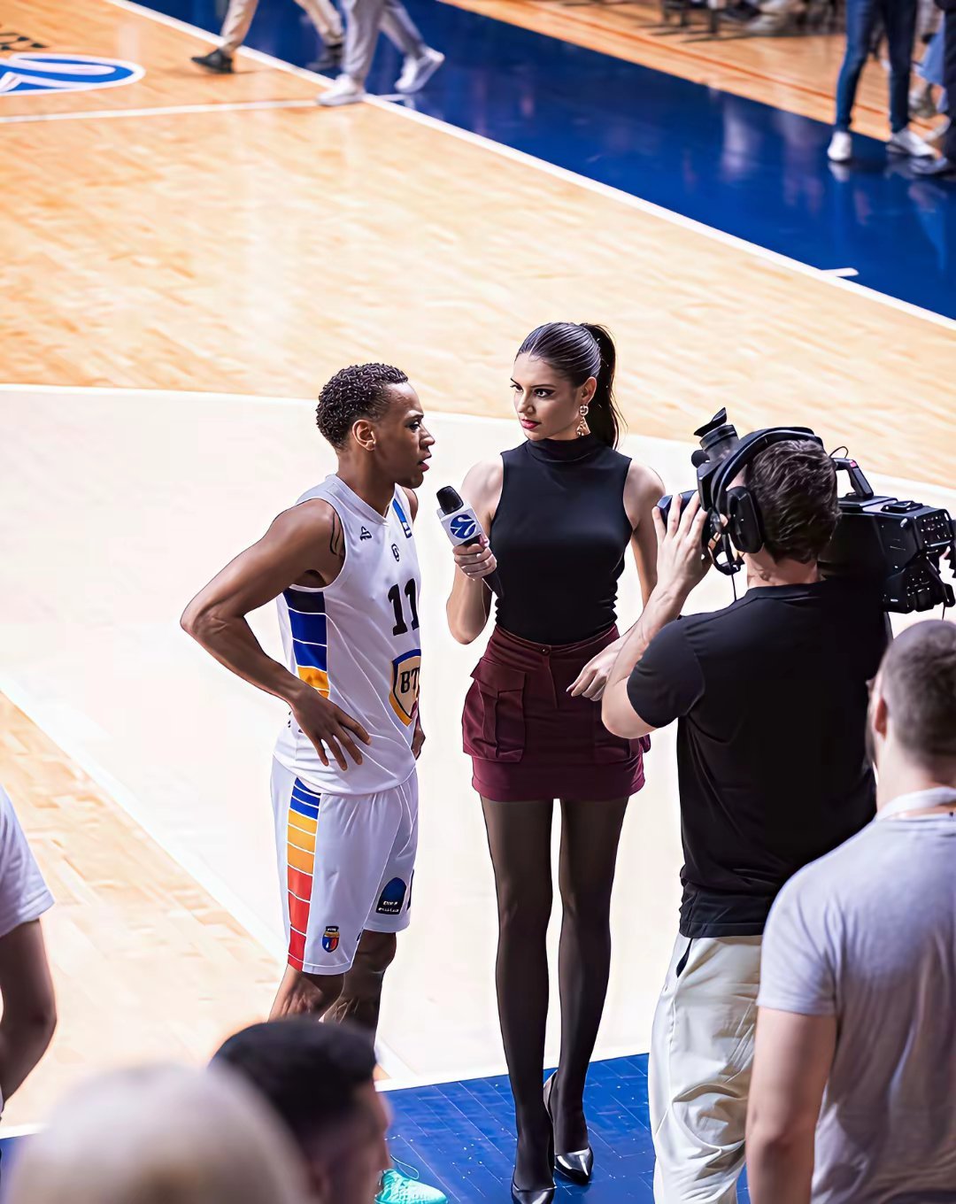 很少看到和篮球运动员差不多高的女主持人，这女主播什么水平？