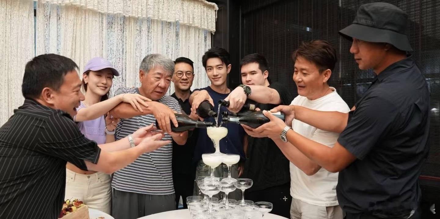大爆剧《藏海传》的庆功宴来咯，郑晓龙导演和剧组主创都来上海找肖战一起开香槟啦，剧