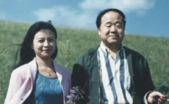 莫言年轻时跟邻村一个姑娘表白，姑娘不屑的说：“癞蛤蟆想吃天鹅肉！”莫言没有放弃，